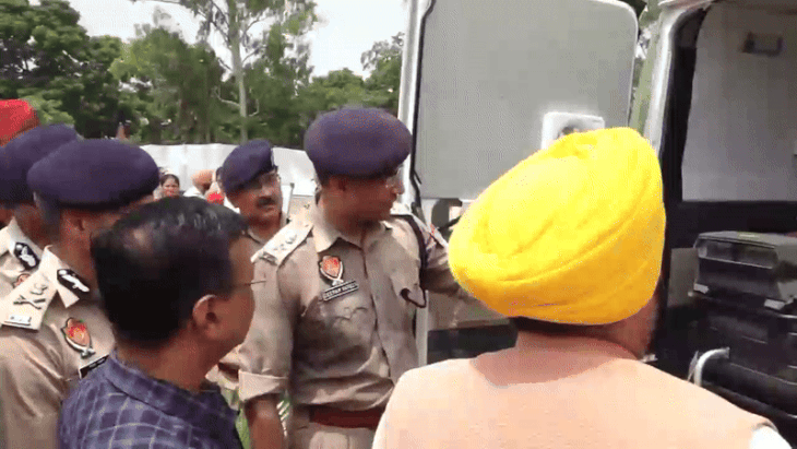 एंटी ड्रोन सिस्टम को देखते हुए सीएम भगवंत मान व अरविंद केजरीवाल।