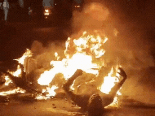 बाइक फिसलने के बाद सड़क पर घिसटती हुई गई। चिनगारी निकली और बाइक की टंकी फट गई। जिससे दोनों युवक आग की चपेट में आ गए।