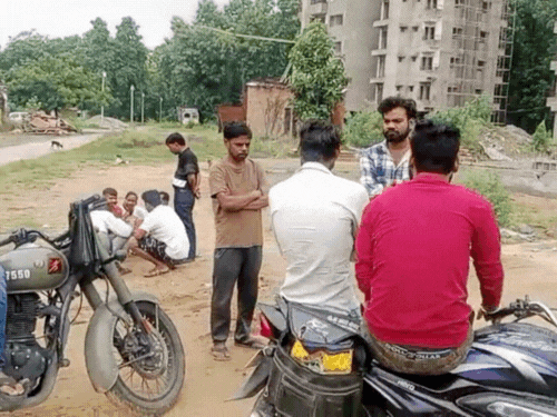 पोस्टमॉर्टम हाउस के बाहर शांतनु के परिजनों और दोस्तों की भीड़ लगी है।