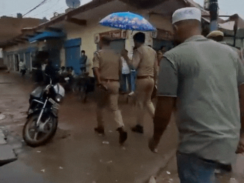 घटनेची lasa हिती हितीa च च गेट पोलिस पोलिस पोलिस पोलिस पोलिस चे पथक आणि पोलिस पोलिस पोलिस पोलिस ी ी ी ी ी ी पोहोचले पोहोचले.