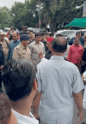 अखिलेश यादव ने अधिकारियों को घटना की जानकारी दी।