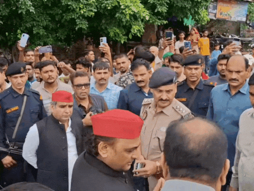 अखिलेश यादव के साथ सांसद धर्मेंद्र यादव भी मौजूद रहे।