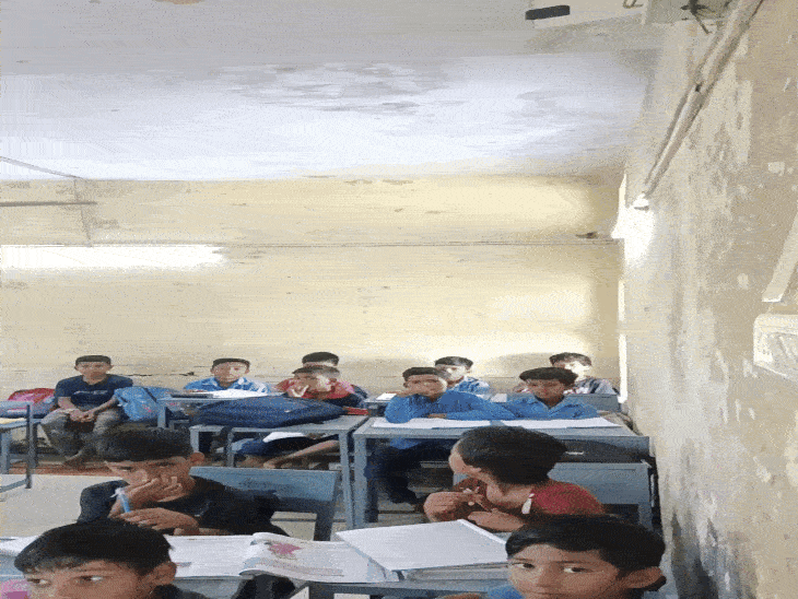 क्लास में लगे पंखे खराब हैं।