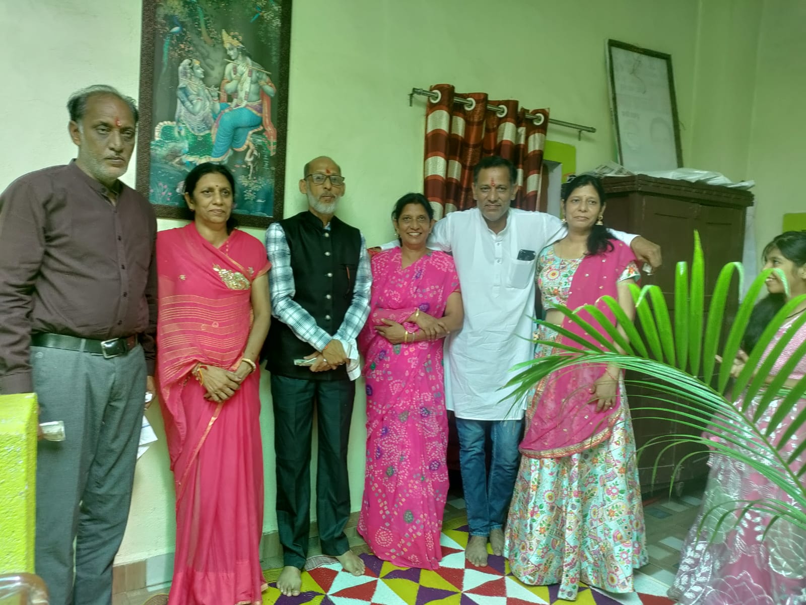 किडनी पीड़ित गिरीश अपने पांच भाई-बहनों के साथ।