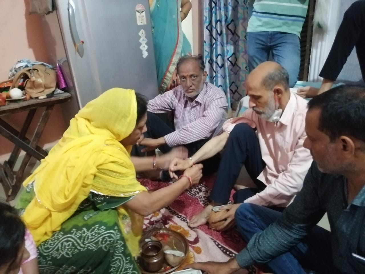 राखी पर भाई गिरीश को राखी बांधती बहन शकुंतला।