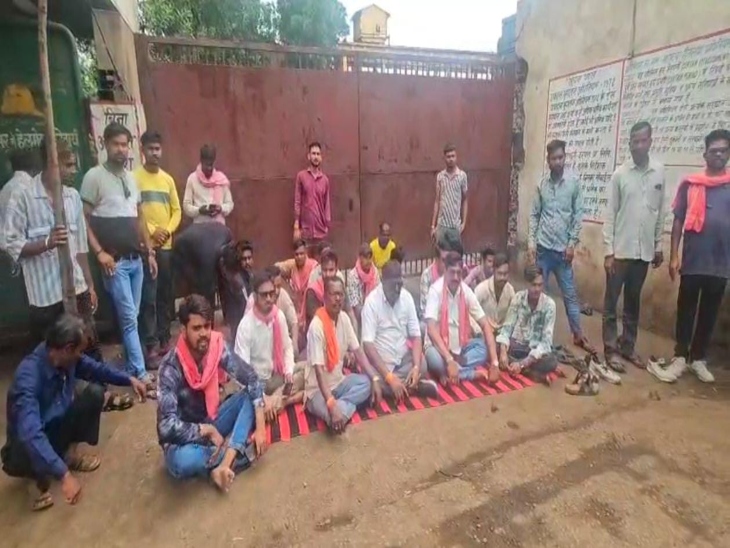 इस मामले में 8 अगस्त क्रांति सेना ने नव दुर्गा इस्पात कंपनी के सामने जमकर प्रदर्शन किया।