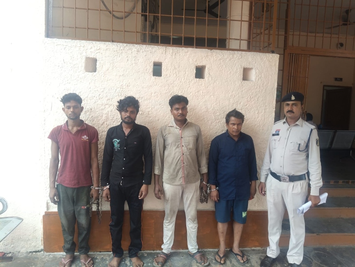 इस मामले में पुलिस ने चारों आरोपियों को गिरफ्तार कर कोर्ट में पेश कर जेल भेज दिया है।