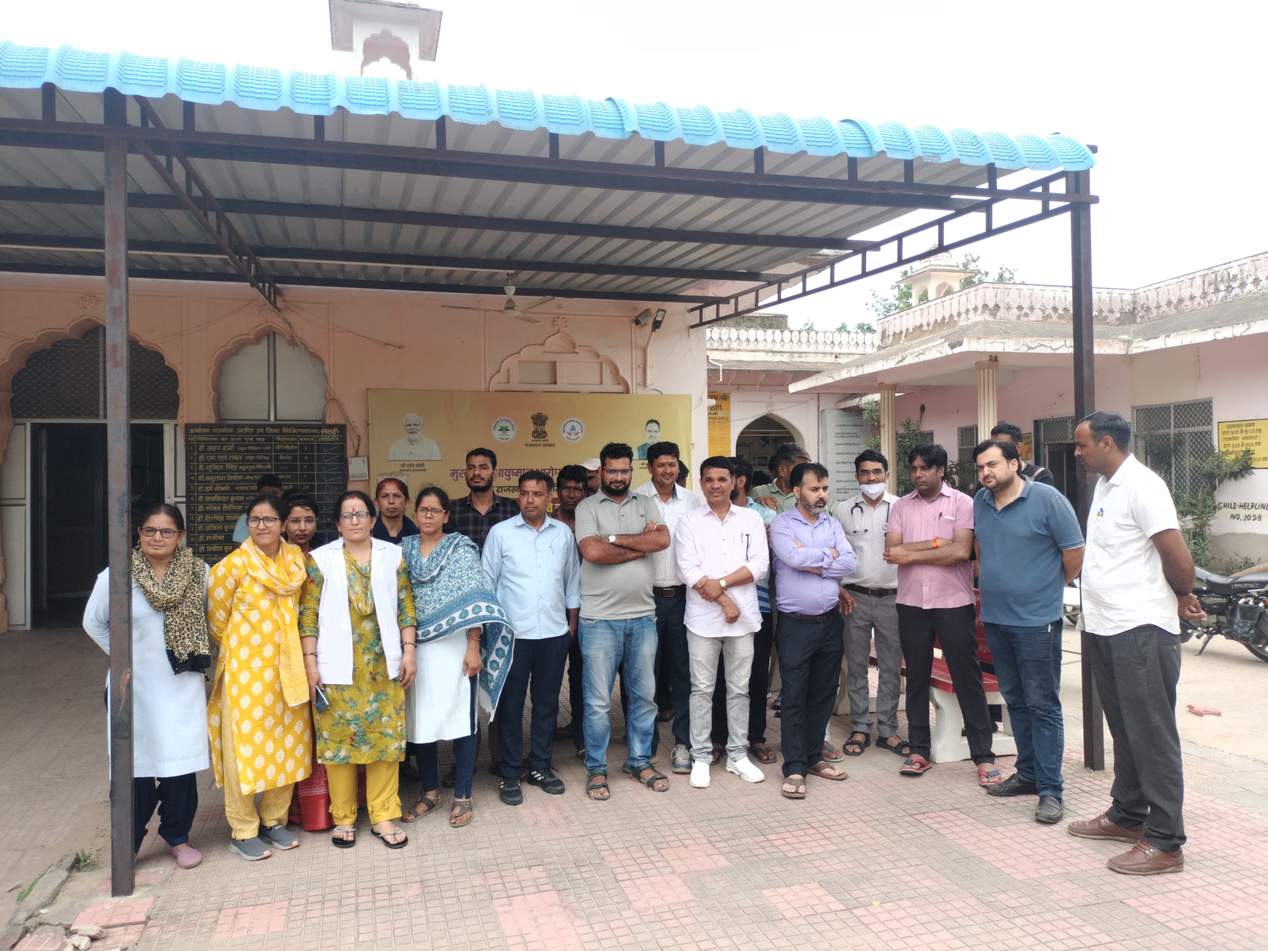 पुलिस पर लापरवाही का आरोप लगाते हुए आरोपियों की गिरफ्तारी की मांग को लेकर हॉस्पिटल के स्टाफ ने विरोध-प्रदर्शन किया।