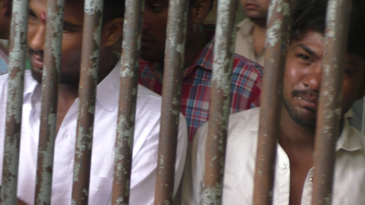 सेवर जेल में बहन से राखी बंधवाने के बाद एक भाई की आंखें भर आई।