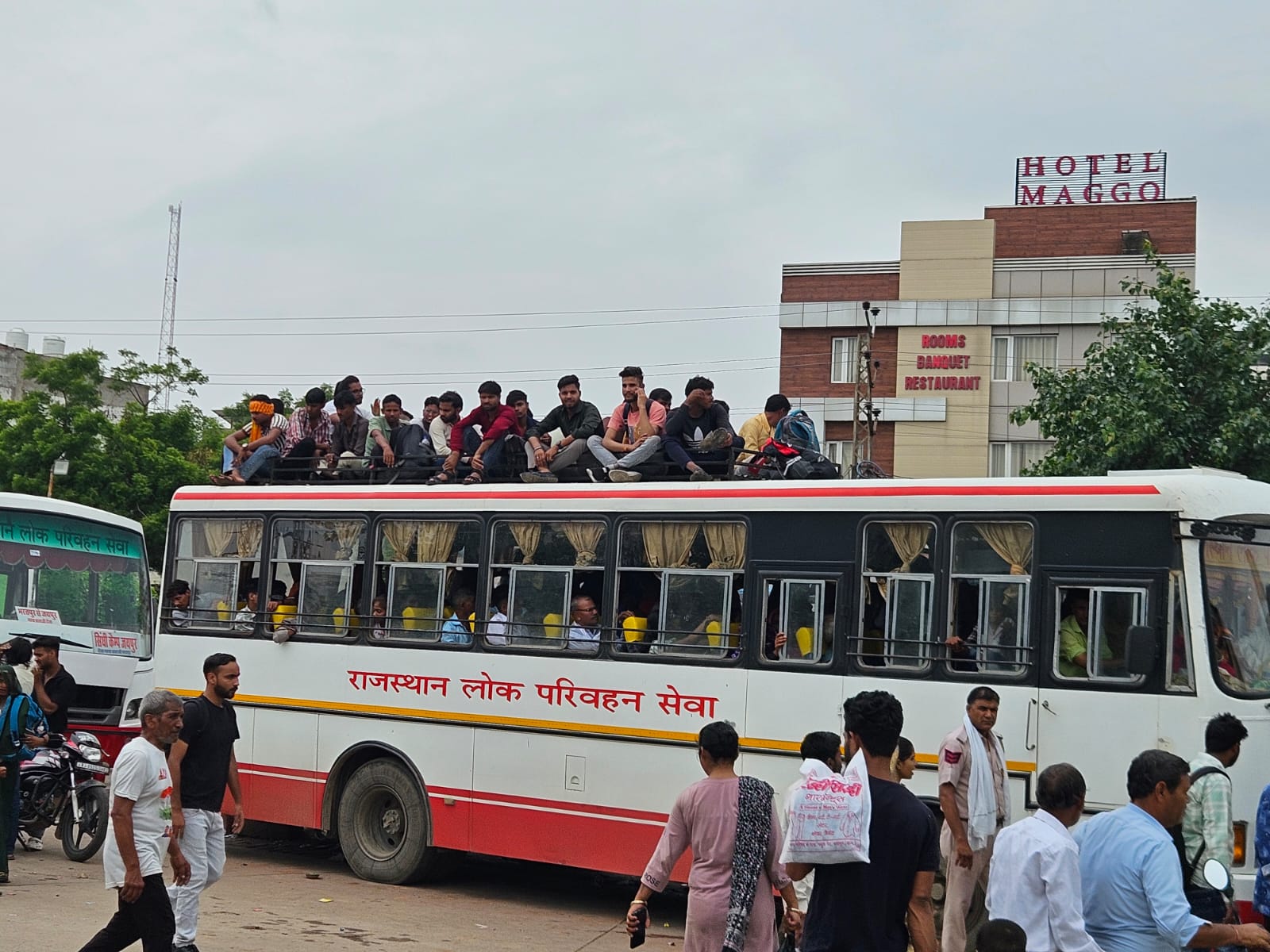 भरतपुर में रोडवेज बसों में जगह नहीं मिल रही है। बहनों से मिलने जा रहे भाई प्राइवेट बसों की छत पर यात्रा करने को मजबूर हैं।