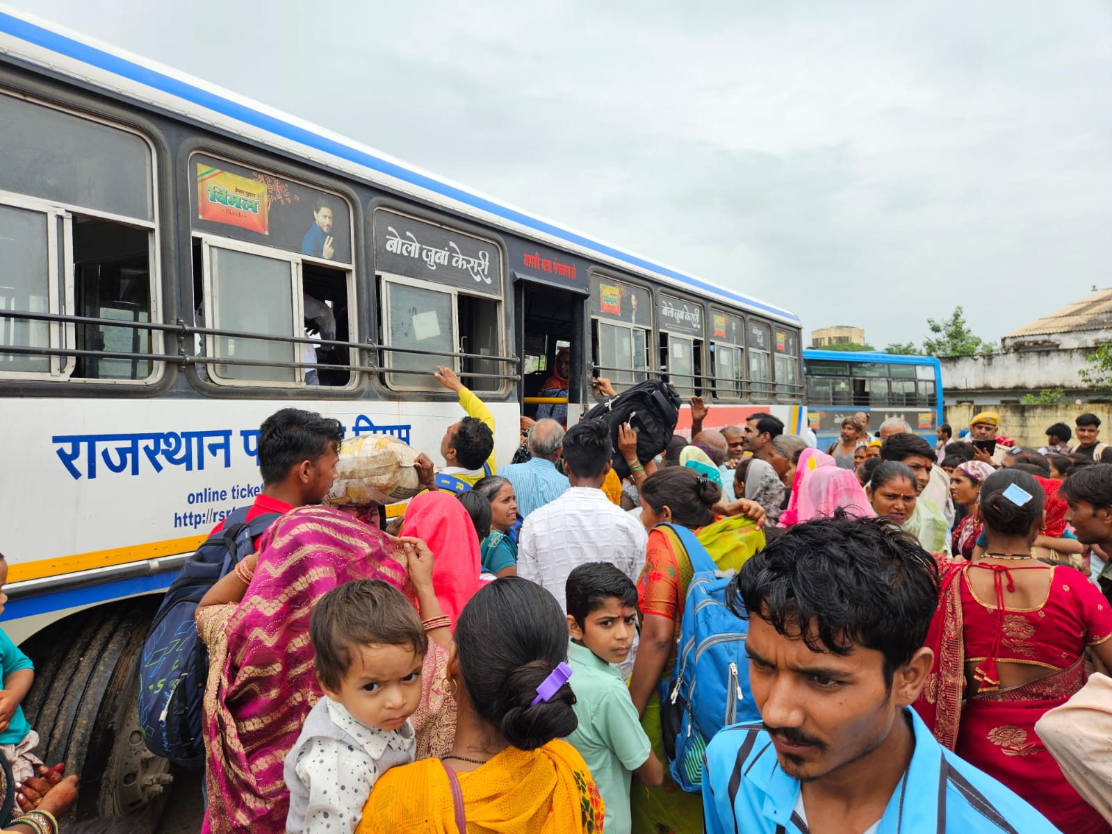 रोडवेज बसों में यात्रा फ्री है लेकिन सीट पाने के लिए यात्रियों को काफी मशक्कत करनी पड़ रही है।