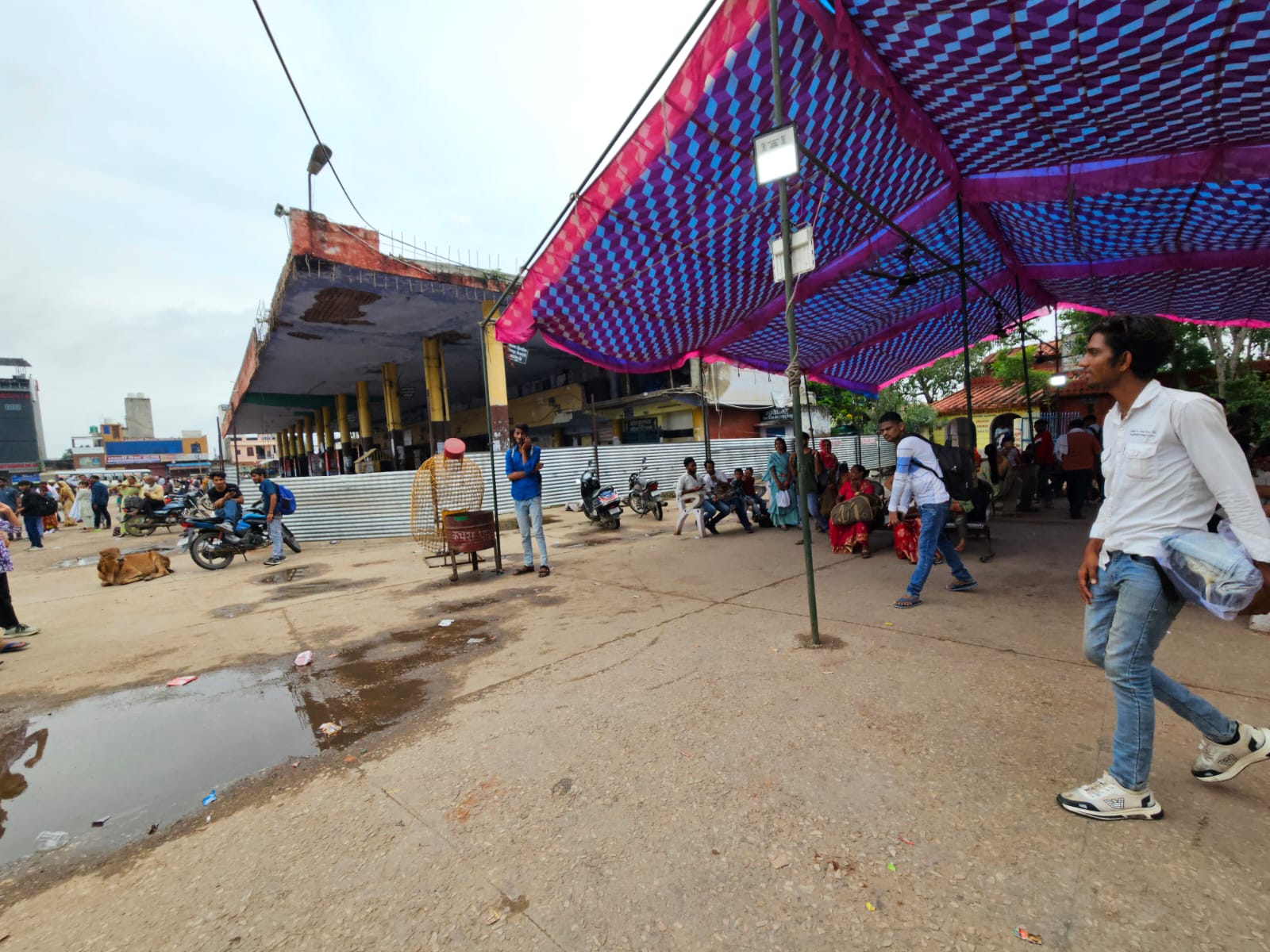 भरतपुर के हीरादास स्थित केंद्रीय बस स्टैंड की छत जर्जर है। यात्रियों के लिए टैंट लगाया है हुआ है।