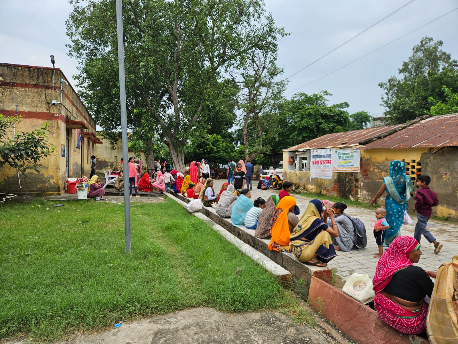 सेवर जेल में कैदी भाइयों के राखी बांधने के लिए महिलाएं इंतजार करती हुई।