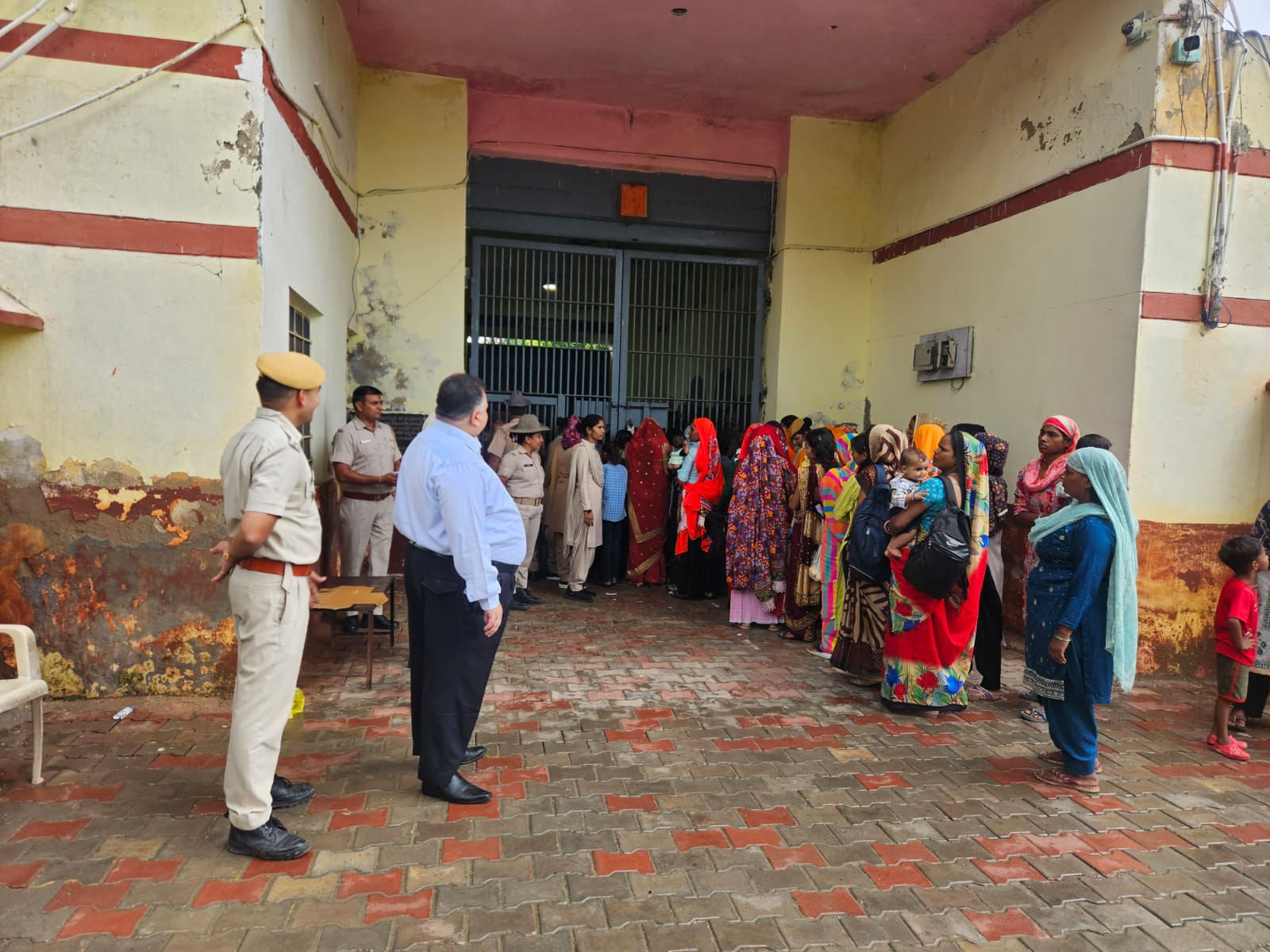 सेवर जेल में भाइयों को राखी बांधने के लिए कतार में खड़ी बहनें। जेल सुपरिटेडेंट जेल के गेट पर खड़े होकर सुरक्षा व्यवस्थाओं का जायजा लेते हुए।