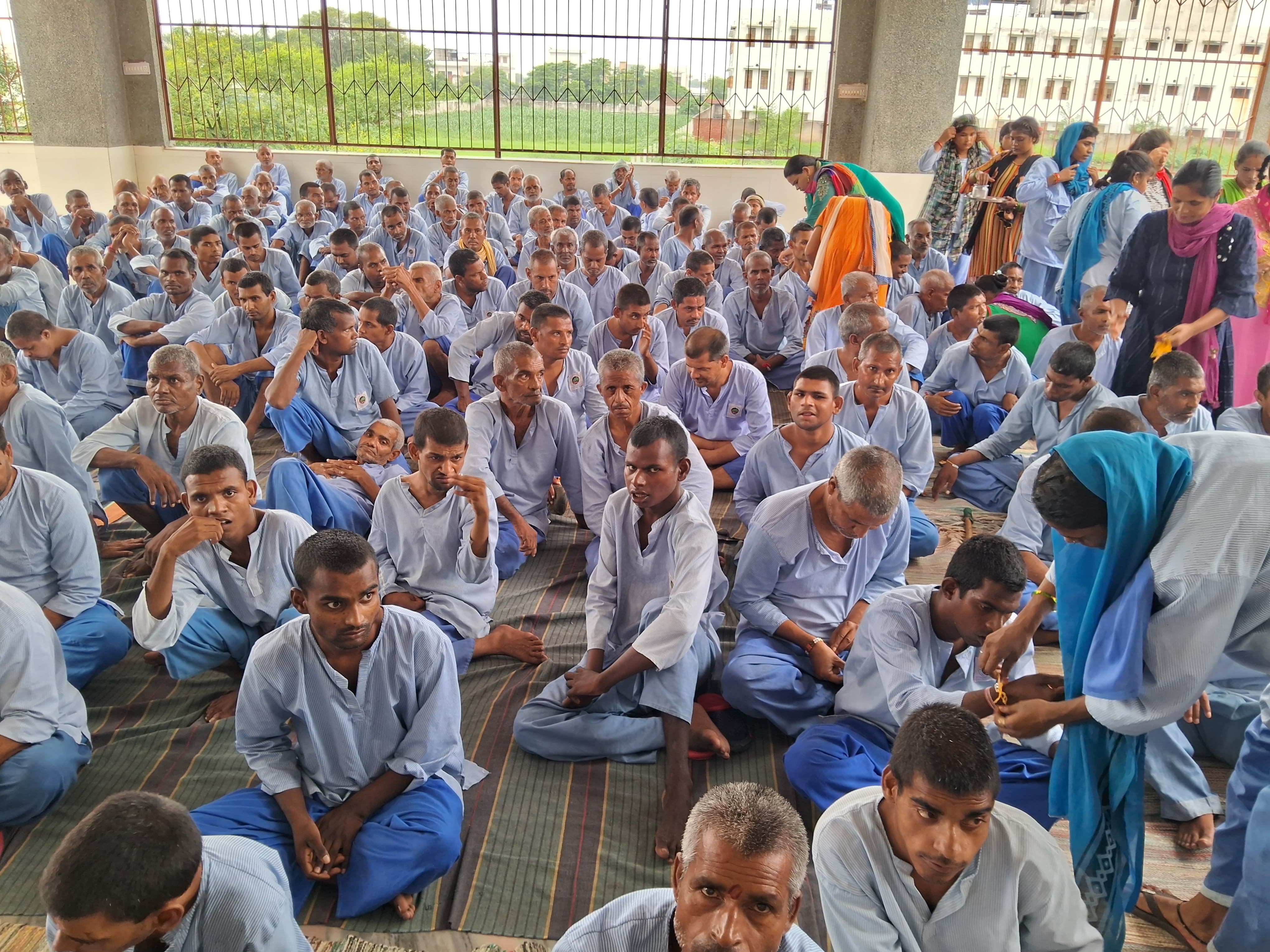 भरतपुर के अपना घर आश्रम में रहने वाली महिलाएं राखी बांधते हुए।