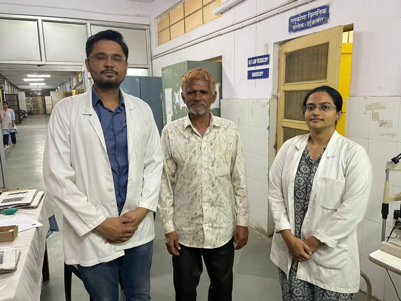 सफल ऑपरेशन के बाद डॉ. अंकुर और डॉ. सोनू चौधरी की टीम के साथ मरीज अकबर काठात। ऑपरेशन के बाद मरीज 3 मीटर तक देख सकते हैं।