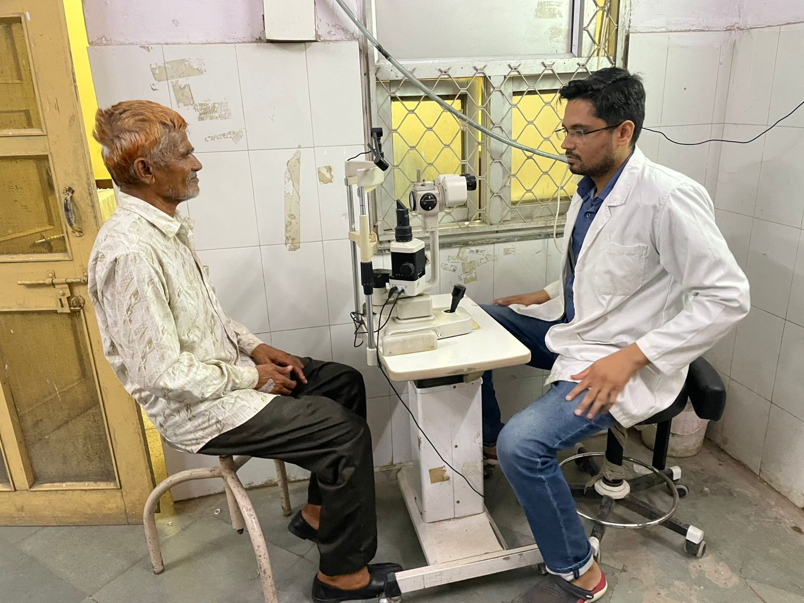 जेएलएन अस्पताल में 30 साल से आंखों की रोशनी खो चुके अकबर काठात की जांच करते डॉक्टर। एक महीने के मेडिकल ट्रीटमेंट के बाद सफल ऑपरेशन किया गया।