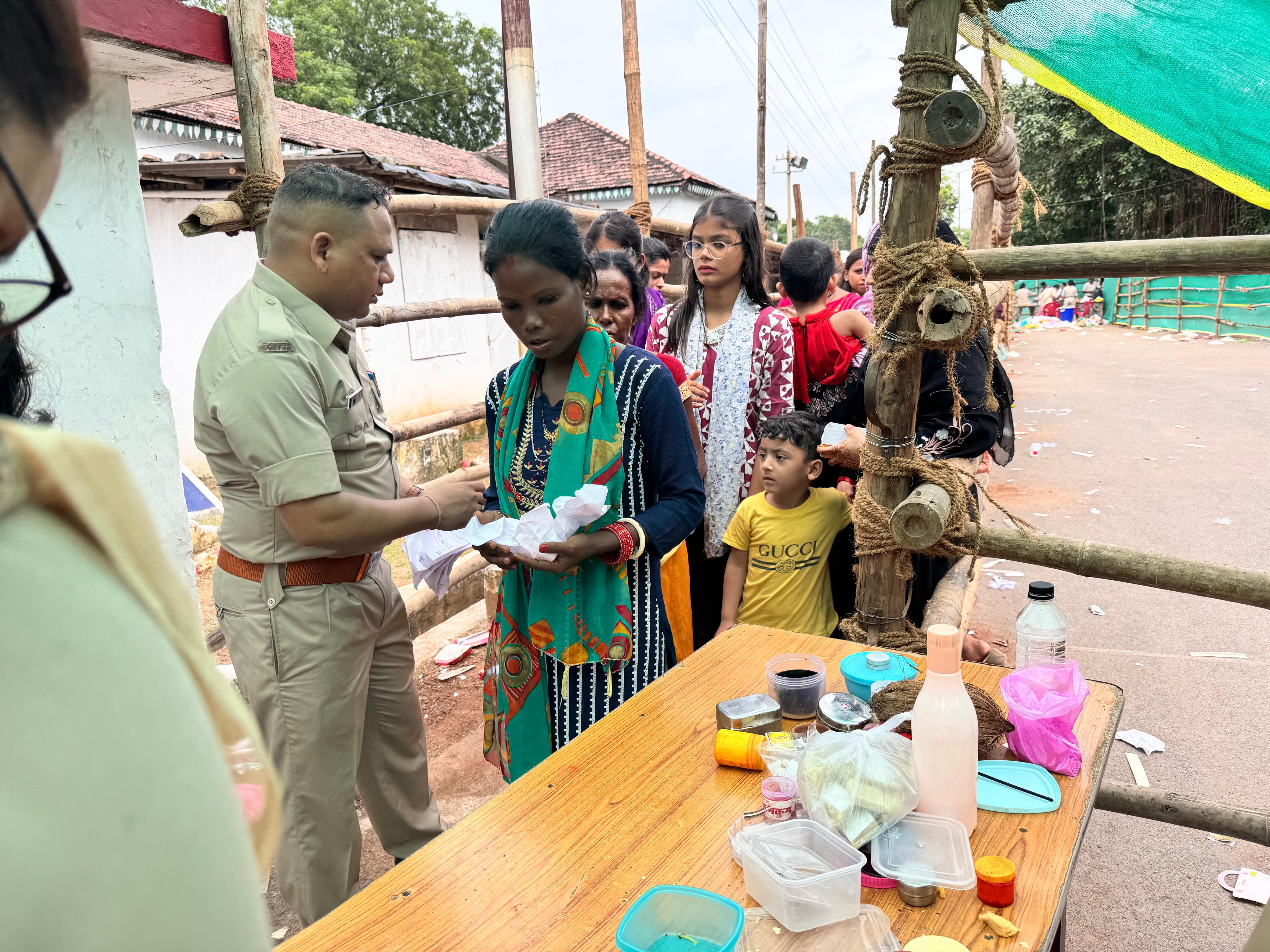3000 बहनों ने भाइयों को बांधा रक्षा सूत्र, फोर-लेयर में थी सुरक्षा; देखिए तस्वीरें 3 कड़ी चेकिंग के बाद ही बहनों को जेल के भीतर दाखिल होने दिया गया।