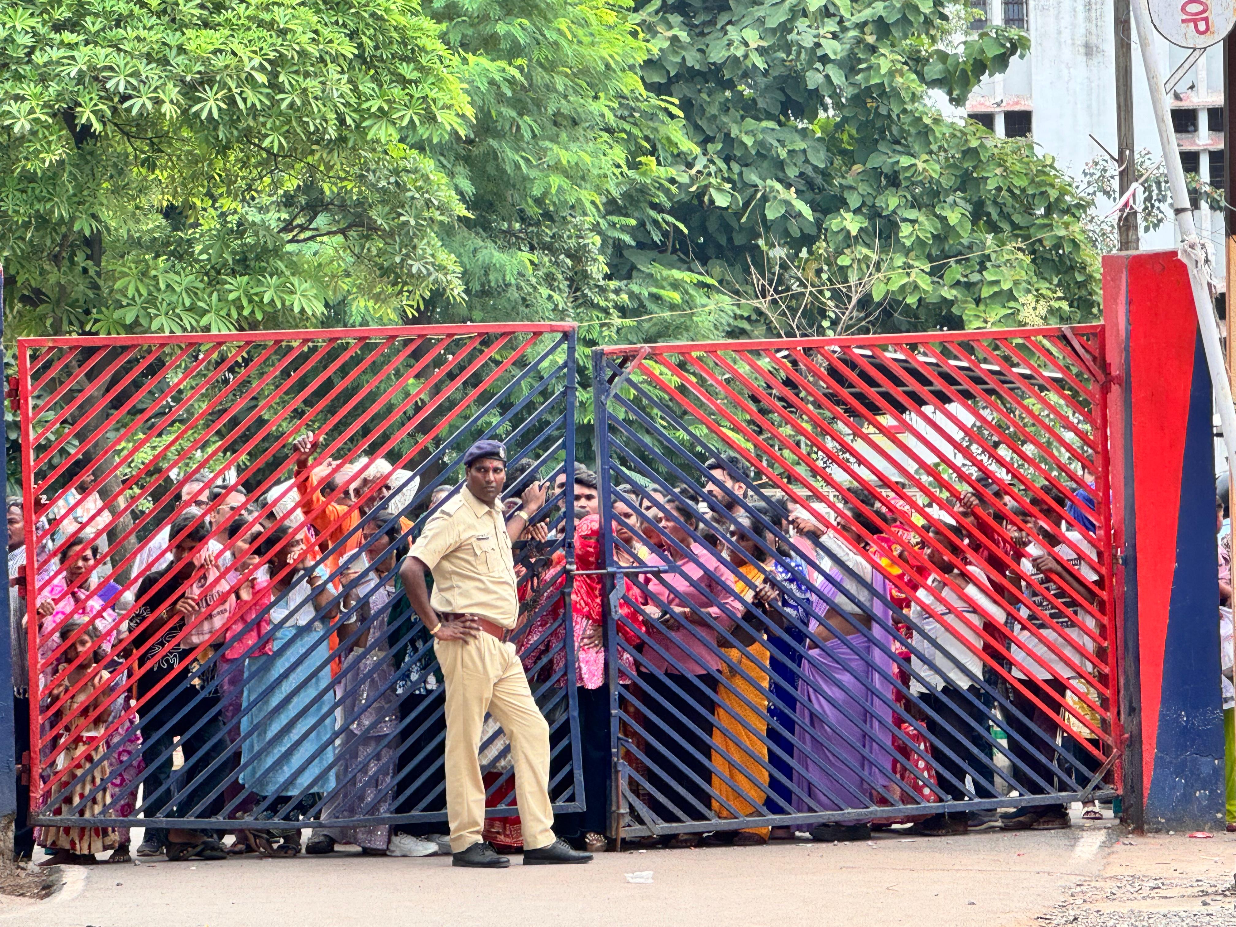 3000 बहनों ने भाइयों को बांधा रक्षा सूत्र, फोर-लेयर में थी सुरक्षा; देखिए तस्वीरें 2 जेल गेट के बाहर शाम तक बहनें अपनी भाइयों से मुलाकात का इंतजार करती रहीं।