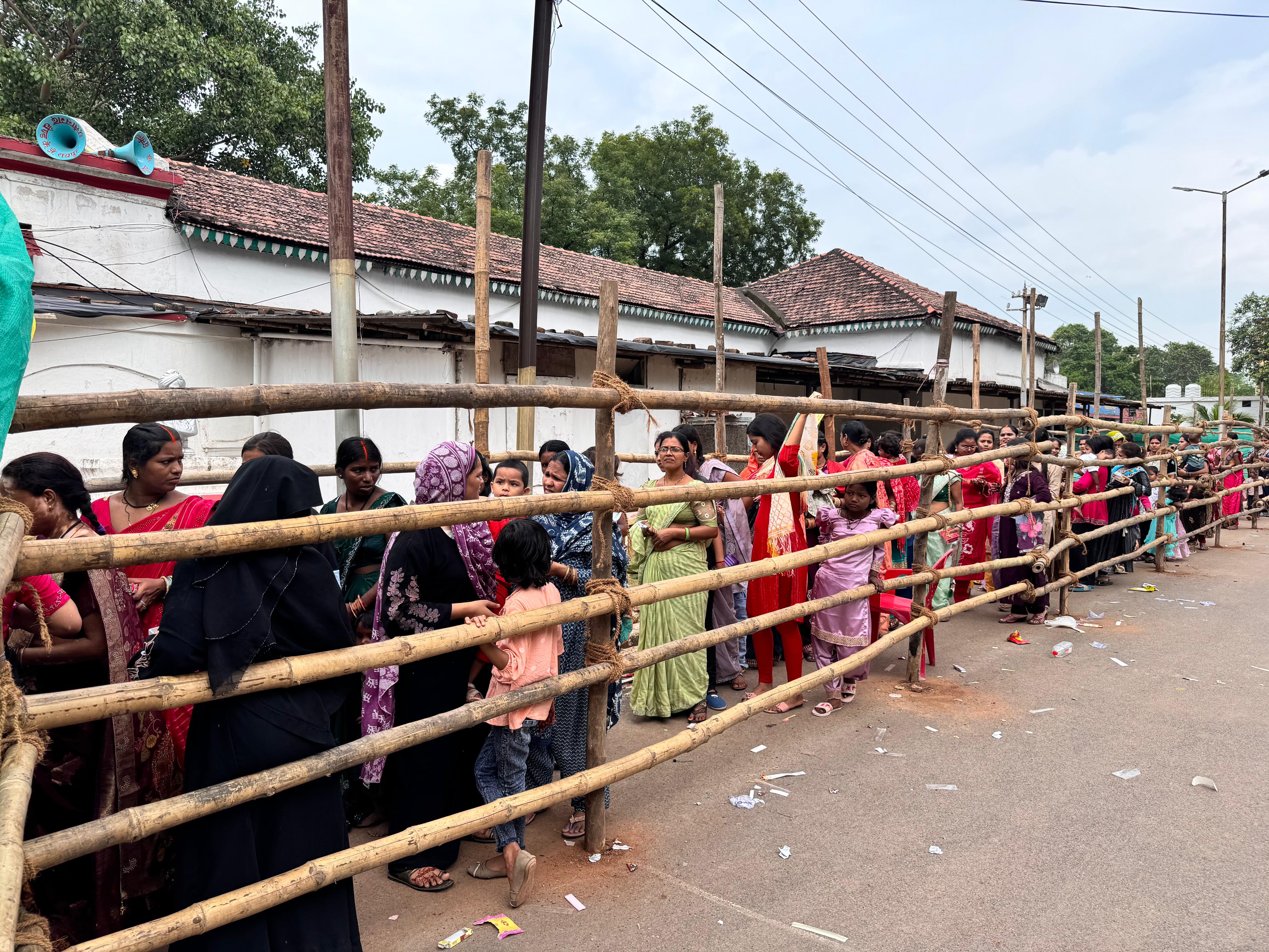 3000 बहनों ने भाइयों को बांधा रक्षा सूत्र, फोर-लेयर में थी सुरक्षा; देखिए तस्वीरें 4 सुबह से ही जेल परिसर में भाइयों से मुलाकात के लिए लाइन लग गई थी।