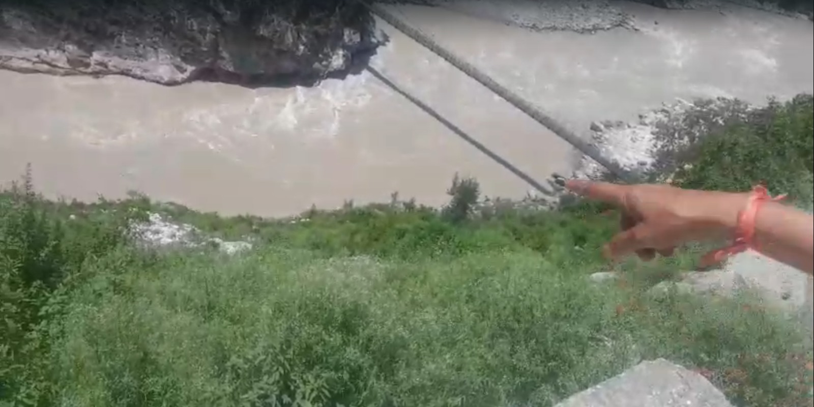 रुद्रप्रयाग में वह मोड़ जहां सामने से तेज गति में आते ट्रक को बचाते समय बस अनियंत्रित होकर 200 फीट गहरी खाई में गिर गई थी।