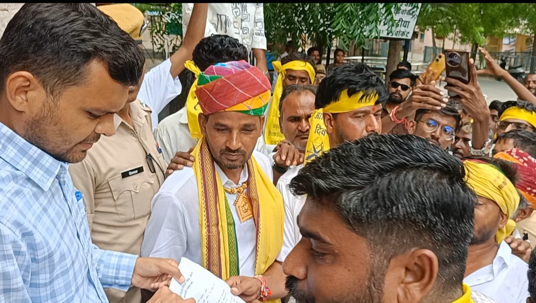 मुख्यमंत्री के नाम एसडीएम को ज्ञापन देते हुए आदिवासी समाज के लोग