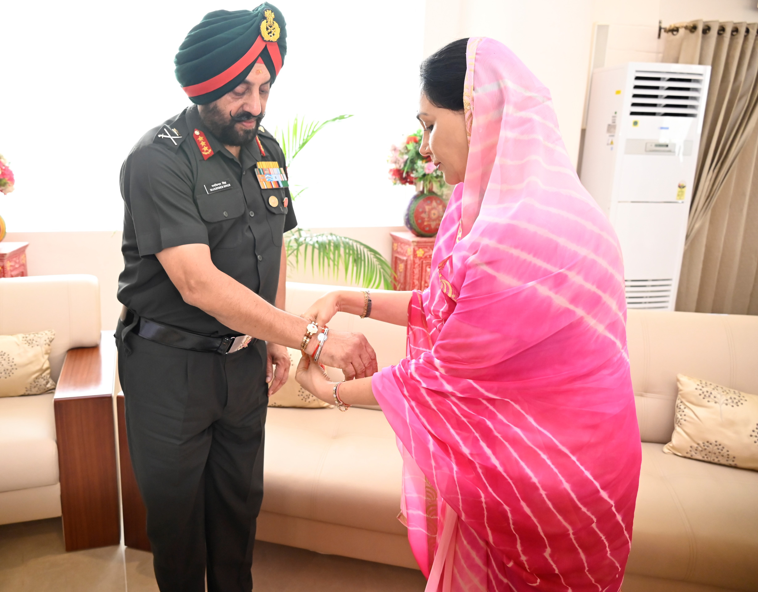 दिया कुमारी ने दक्षिण-पश्चिमी कमांड मुख्यालय में रक्षाबंधन का पर्व सैनिकों के साथ मनाया।