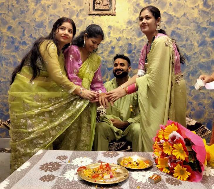 लखनऊ में आकाशदीप ने अपनी बहनों के साथ रक्षाबंधन का त्योहार मनाया।