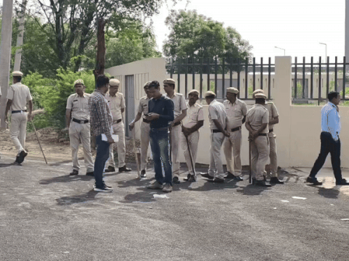 नारनौल मेडिकल कॉलेज के बाहर खड़ी पुलिस, यहां पर एक मई को नाम को लेकर विवाद हो गया था। जिसके बाद वहां कुछ दिनों के लिए पुलिस तैनात कर दी गई थी