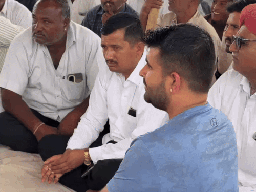 खेजड़ी के पेड़ काटे जाने और जलाए जाने को लेकर दिया था धरना।