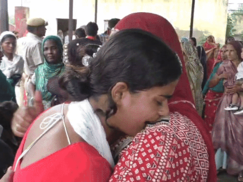 सेवर जेल में कैदी भाई को राखी बांधकर बहन मां से लिपट कर रोने लगी।