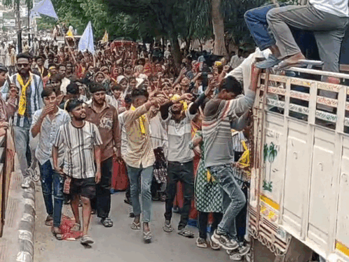 नाचते गाते हुए पहुंचे कलेक्ट्रेट