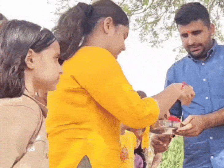 बहनों ने विधायक को बांधी राखी। दिलाया हमेशा साथ रहने का भरोसा।