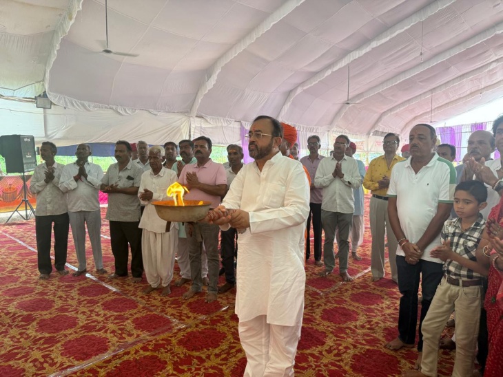 पूर्व विधायक ने आरती कर भंडारे का विधिवत शुभारंभ किया।