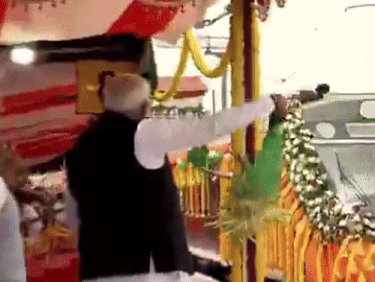 प्रधानमंत्री नरेंद्र मोदी ने बेंगलुरु के केएसआर रेलवे स्टेशन पर 3 वंदे भारत एक्सप्रेस ट्रेनों को हरी झंडी दिखाई। - Dainik Bhaskar