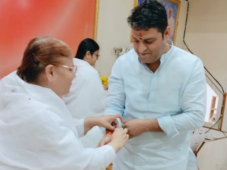 ब्रह्माकुमारीज़ के राजयोग भवन में रक्षाबंधन, स्नेह मिलन समारोह में बीजेपी जिलाध्यक्ष चंद्रवीर सिंह चौहान के राखी बांधती दीदी।