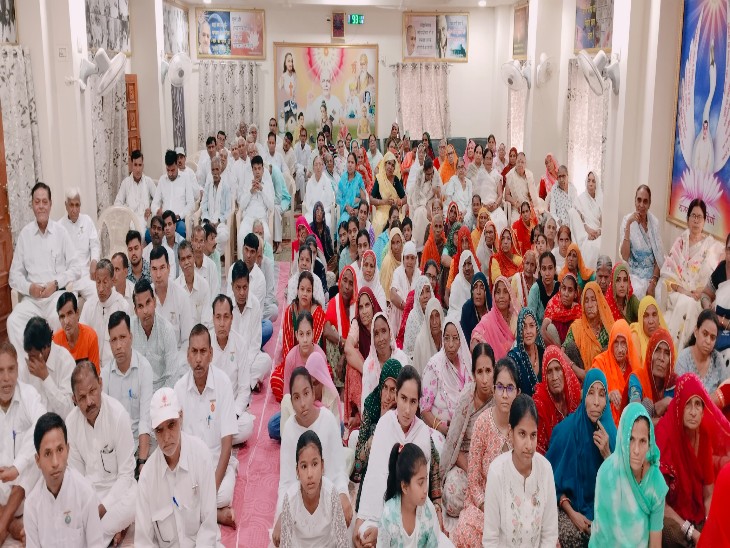 ब्रह्माकुमारीज़ के राजयोग भवन में रक्षाबंधन, स्नेह मिलन समारोह में मौजूद महिलाएं।