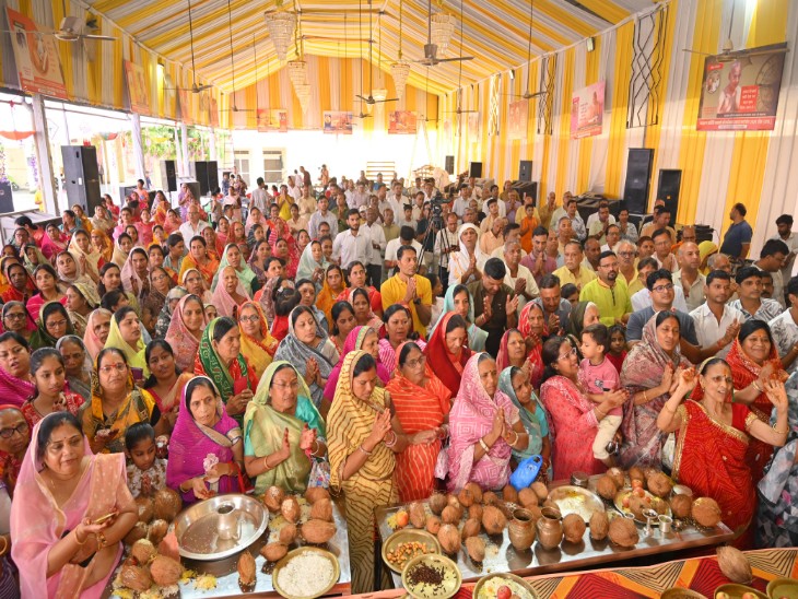 आचार्य की धर्मसभा में प्रवचन सुनती महिलाएं।