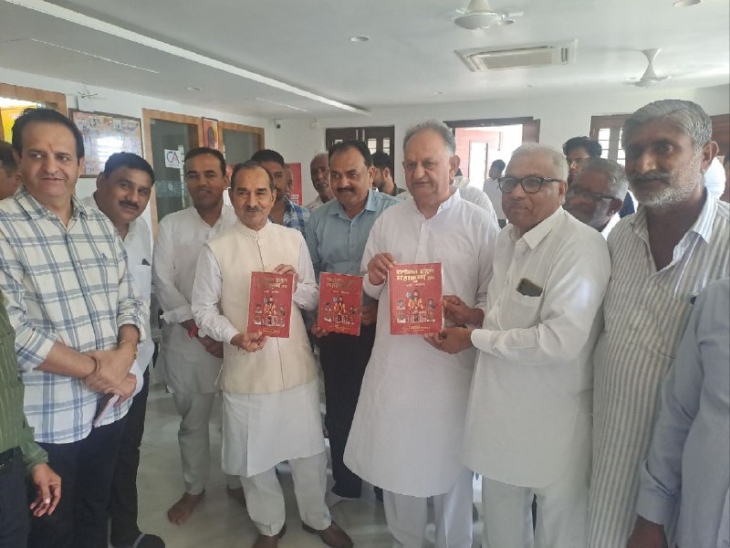 पाली में रविवार को भाजपा प्रदेशाध्यक्ष मदन राठौड़ जोधपुर में बने अक्षर धाम मंदिर की बुकलेट का विमोचन करते हुए।