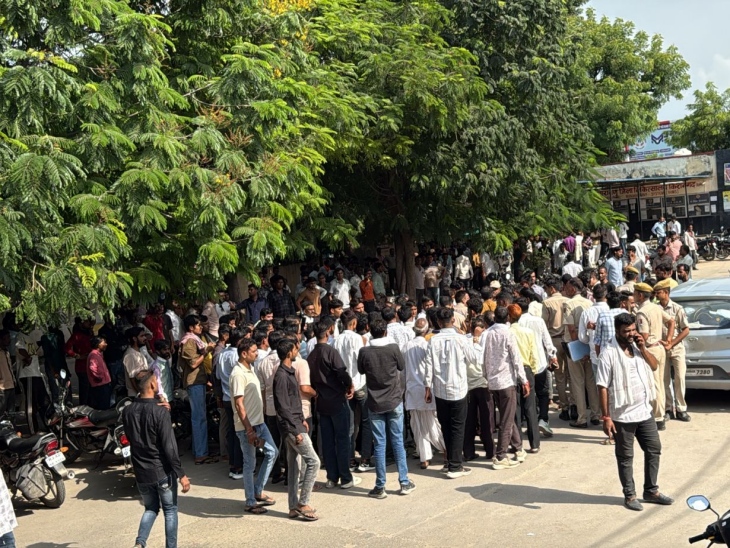 घटना के बाद हॉस्पिटल के बाहर लोग जमा हैं। दिनदहाड़े हुई इस वारदात से लोगों में नाराजगी है।