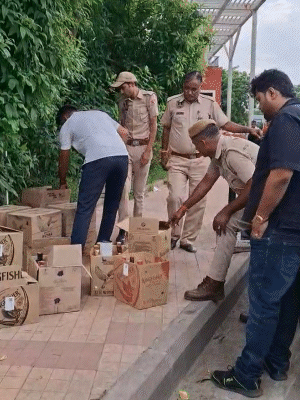 कार से 288 बीयर की बोतलें और 33 ब्रांडेड शराब की बोतलें मिली।