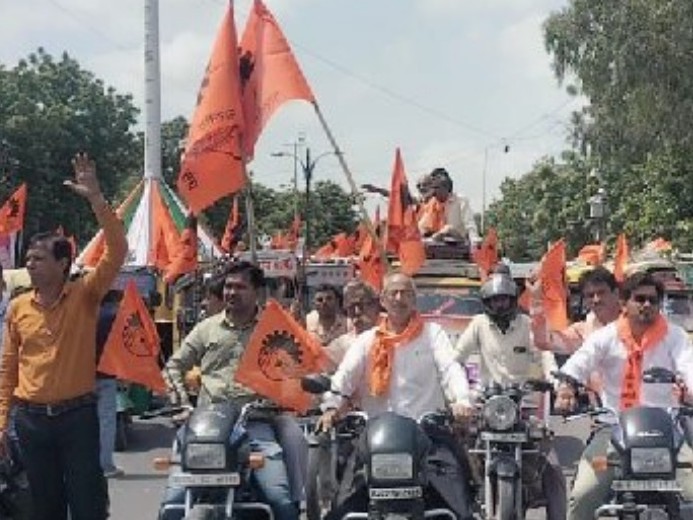 पाली में रविवार को निकाली गई मजदूर संघ की रैली में शामिल संगठन से जुड़े लोग। - Dainik Bhaskar