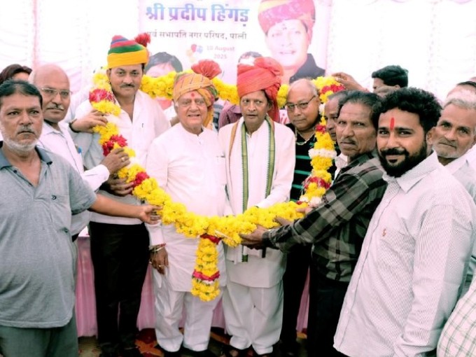 पाली में पूर्व सभापति प्रदीप हिंगड़ के जन्मदिन पर उन्हें माला पहनाकर जन्मदिन की बधाई देते कार्यकर्ता। - Dainik Bhaskar