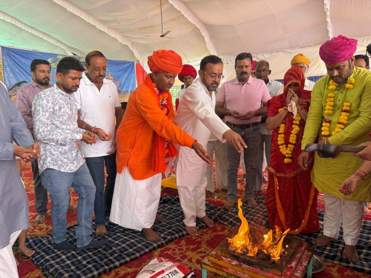 संयम लोढ़ा ने पवित्र अग्निकुंड में दी आहुति।