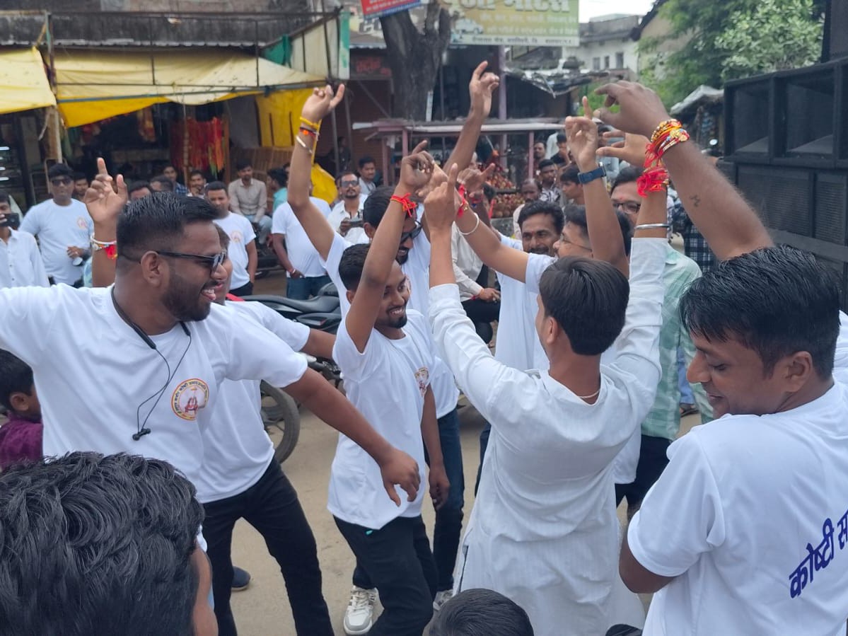 डीजे की धुन पर युवाओं ने डांस किया।