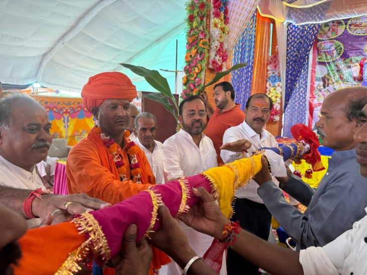 संयम लोढ़ा ने खंदरा महंत रामदास महाराज और समिति पदाधिकारियों के साथ बाबा रामदेवजी के नेजा का विधिवत अवतरण किया।