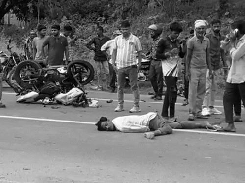 बोलेरो की टक्कर से बाइक सवार लोग सड़क पर इधर-उधर गिर गए।