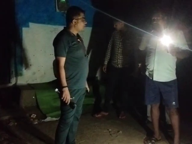 घटना के बाद मौके पर लोगों की भीड़ जमा हो गई।