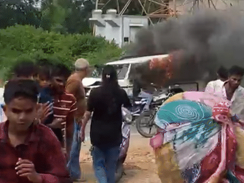 गुस्साए लोगों ने बोलेरो में आग लगा दी। जब से लपटें उठने लगीं तो लोग दूर भागने लगे।