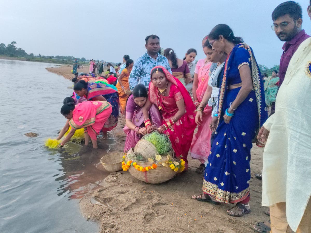 यात्रा चंदन नदी तक पहुंची। वहां भुजलियों का विसर्जन किया गया।